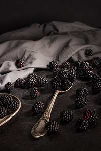 黑莓和黑色布织物的古老餐具近视新背景图片