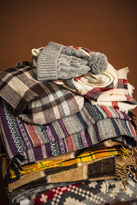长着毛毯和帽子的冬围巾图片