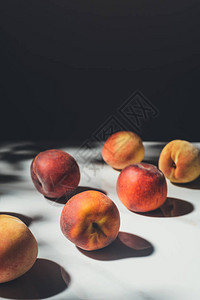 黑底浅大理石表面的新鲜桃子食品成分图片