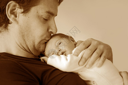 父亲与新生儿的近距离接触背景图片