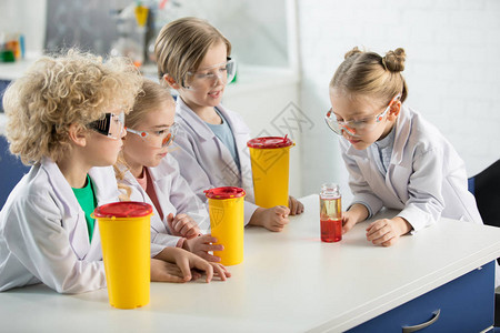 戴防护眼镜的孩子在实验室做实验图片