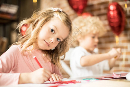 美丽的小女孩用红笔背景图片