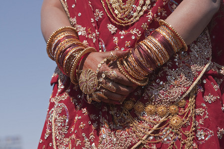 一个印地安新娘的手带着首饰图片