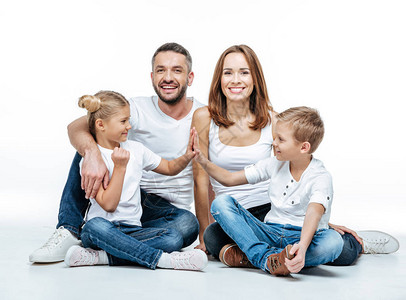 幸福的家庭有两个孩子坐在一起看着被白图片