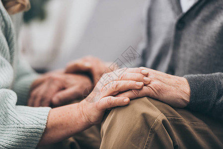 已退休夫妇握手的切图片