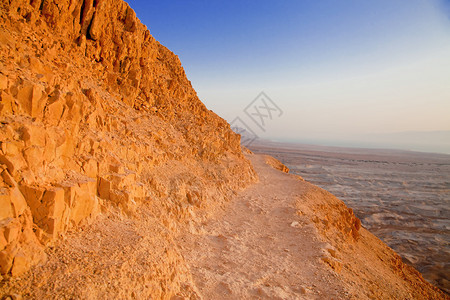 日落时尼盖夫沙漠山坡图片