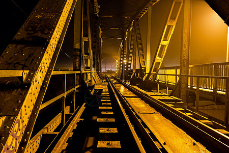 铁路桥由钢材结构组成图片