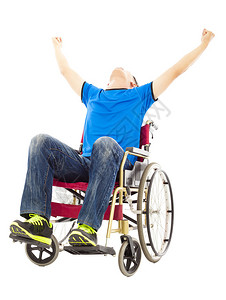 坐在轮椅上举手的兴奋的年轻人图片