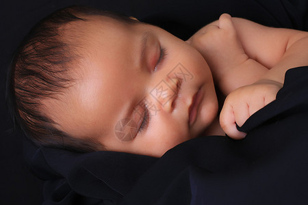 睡觉的新生儿图片