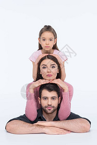 带着一个孩子的双面年轻家庭背景图片