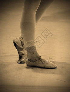 用绷带和破鞋包着的芭蕾舞演员的脚又疼破图片