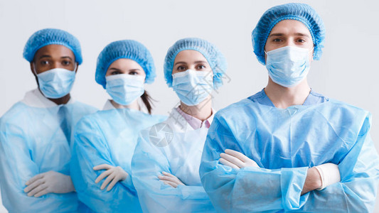 外科医生小组医生在手术后穿保护制图片