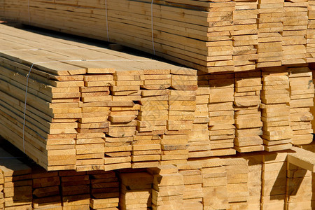 木材场仓库或锯木厂上的木板图片