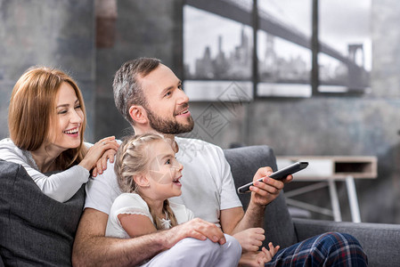 幸福的家庭坐在沙发上背景图片
