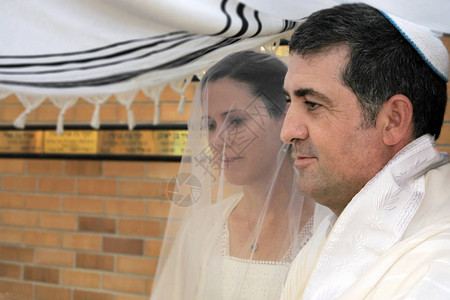 犹太新娘和新郎在现代东正教犹太婚礼上结婚见AC54970图片