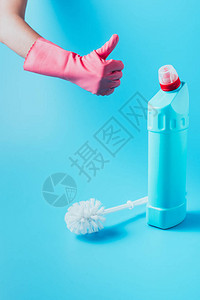 用马桶刷在清洁液附近做捶打手势的女清洁剂在橡胶手套中的裁剪图图片