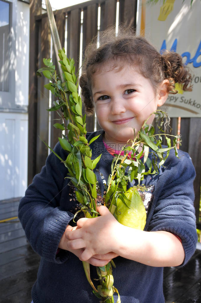 犹太女孩03岁祝福Sukkot犹太节图片