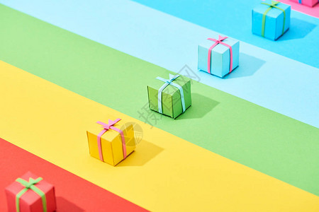在彩虹背景的多彩姿的礼物盒背景图片