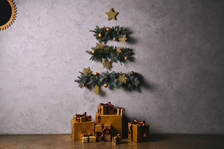 挂在灰墙上的圣诞树上房间地板图片
