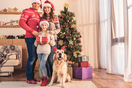 家人和女儿戴着圣诞帽图片