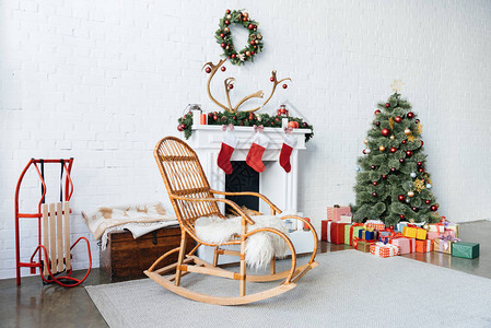 装饰房间配有摇椅圣诞树和供冬季节背景图片