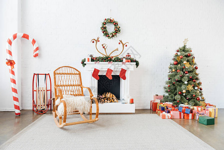 装饰房间配有摇椅圣诞树和供冬季节背景图片
