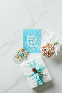 白色圣诞礼物雪花饼干和贺卡图片