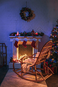 圣诞树和木制摇椅附近有圣诞背景图片