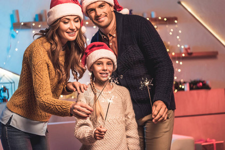带着圣诞帽子的幸福家庭图片