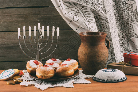 传统犹太教经期基帕陶瓷壶礼品和甜圈图片