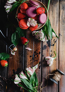 木桌上的玉子和草莓图片