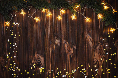 圣诞园林灯光金星和木制生锈背景的圆形树枝图片