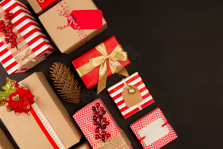 节庆礼物盒和黑上松背景图片
