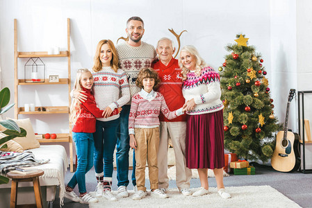 圣诞节期间幸福的家庭在家中拥抱图片
