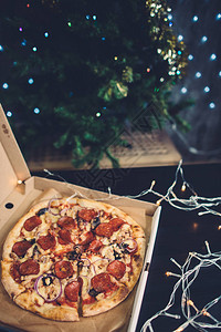 比萨圣诞节或新年节日晚餐图片