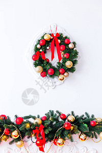 白墙上装饰着圣诞花环壁炉上有花环和装饰图片
