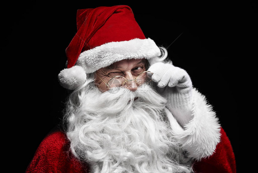 圣诞老人服装的男人眨眼图片