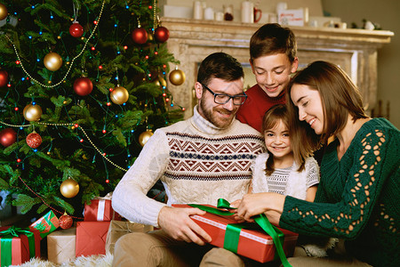 准备圣诞礼物的幸福家庭图片