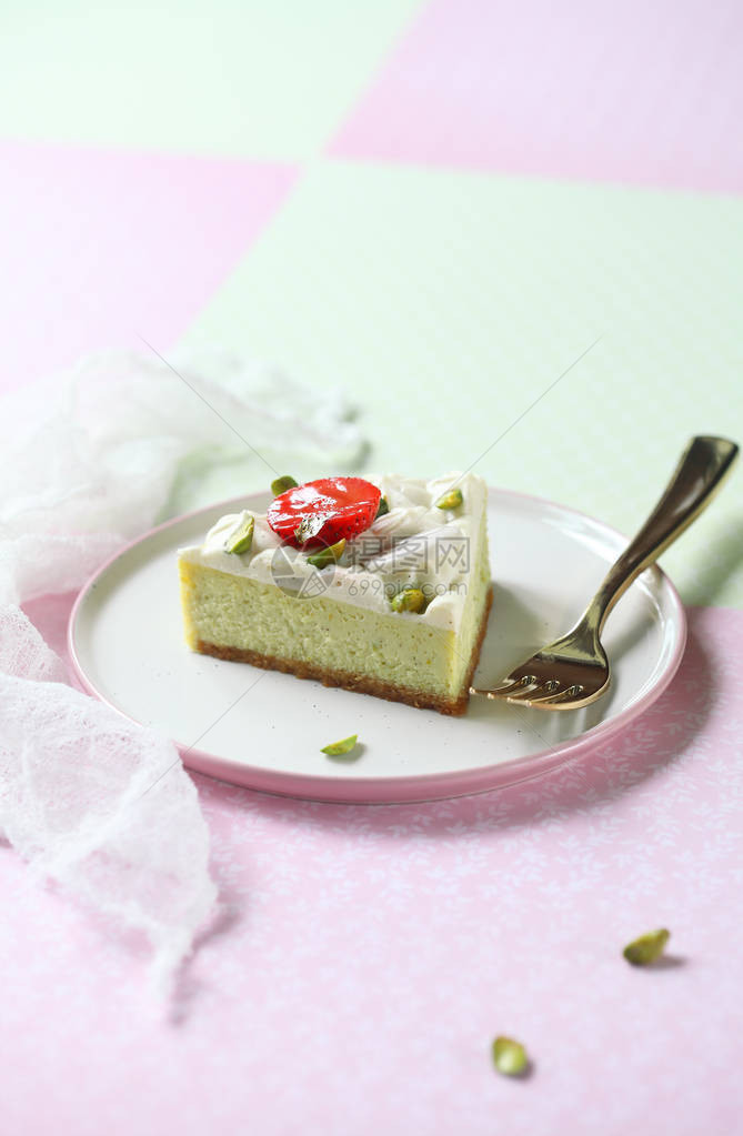 和香草花生奶油蛋糕一块浅绿色粉红背景的皮斯塔图片