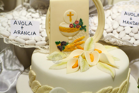 庆祝第一次圣餐的蛋糕和装饰品图片