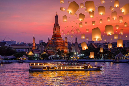 泰国曼谷市loykrathong节下的黎明寺和夜间游轮和yeepen图片
