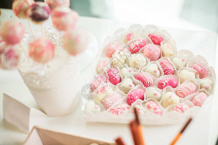 用糖果和糖果装饰婚礼餐桌图片