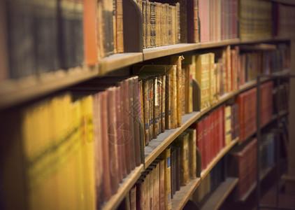 图书馆或书店里有一排旧古董书背景图片