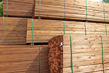 木材场的一堆木制露台木板图片