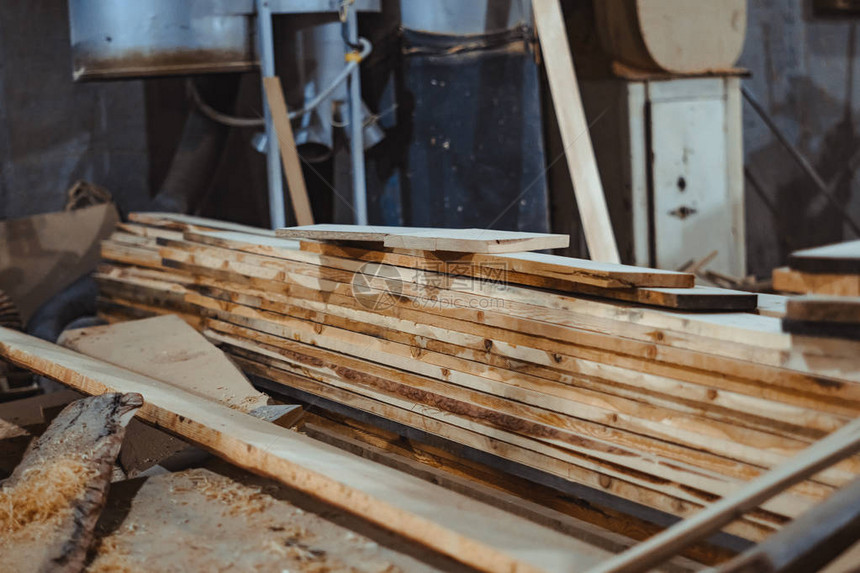 木工车间里有木板建筑细木工图片