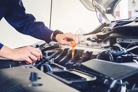 机械师在汽车维修服务中更换机油械师图片