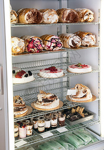 在冰箱中展示传统的意大利semifreddo蛋糕和甜点图片