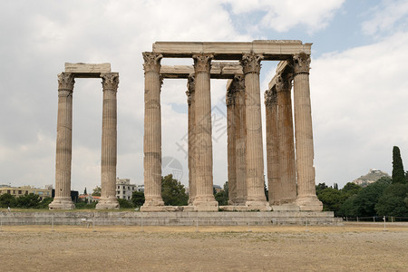 宙斯神庙的柱子映衬着蓝天图片