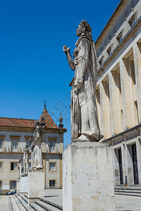 葡萄牙科英布拉大学莱特拉斯学院前方的图片