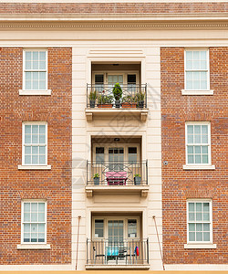 公寓建筑外墙红砖对称结构窗户和阳台在三图片